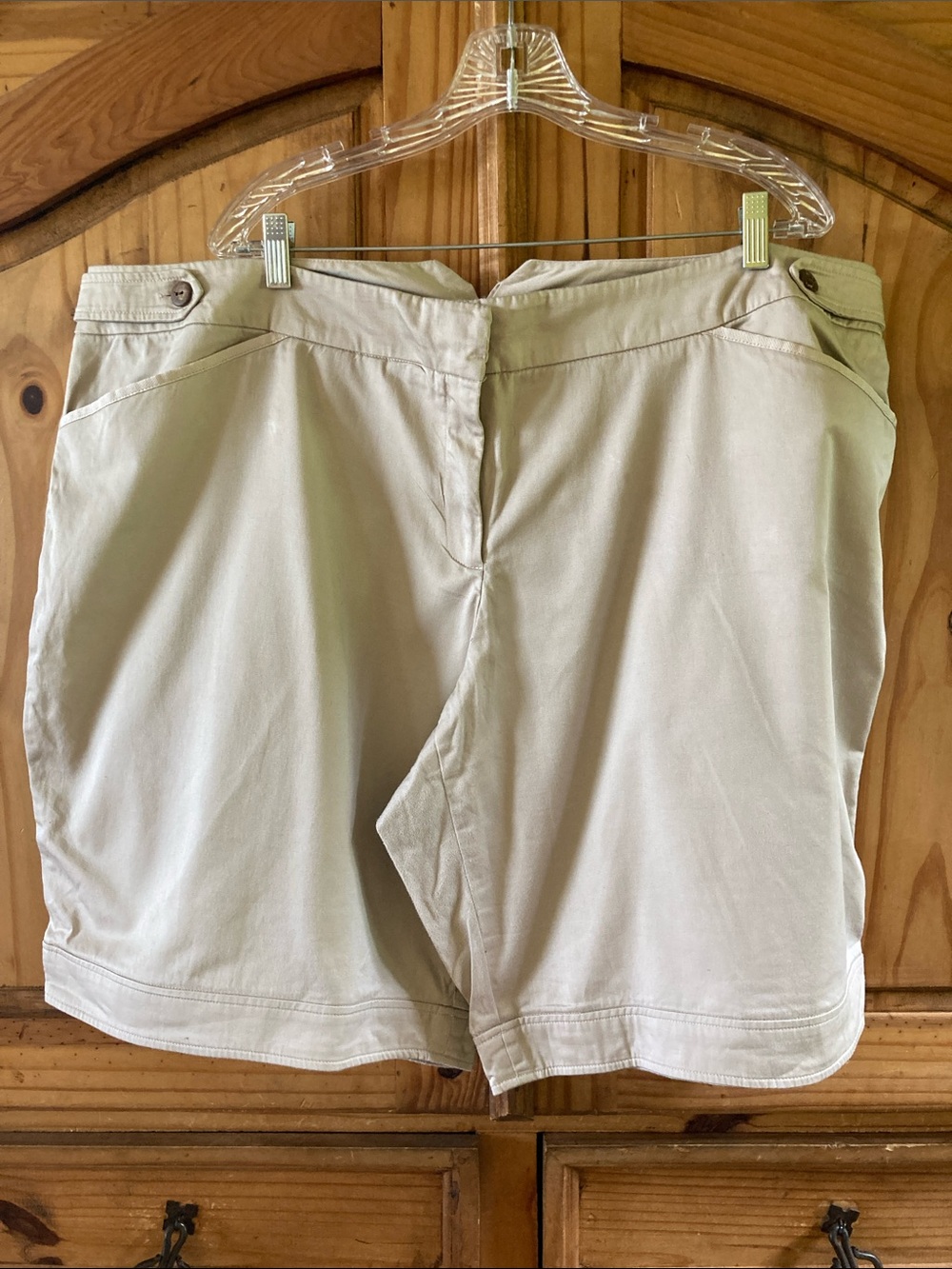 Women’s I.N. Studio tan faux cuffed hem shorts size 24W